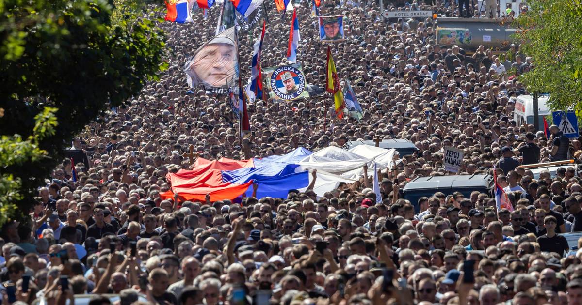 Il funerale del criminale di guerra Ratko Mladić ha riunito migliaia di persone a Belgrado