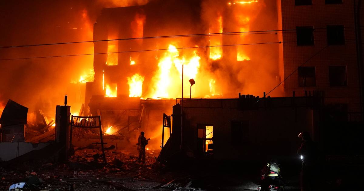 Ataques russos provocam explosões e deixam dois mortos em Kiev