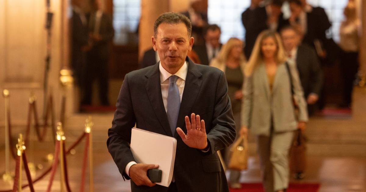 Montenegro bekämpft Misstrauensantrag mit Ankündigung von Pensionsboni und IRS-Senkung