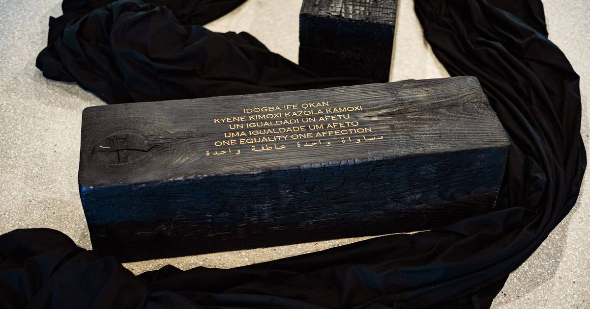 18 morceaux de bois tombés au sol, 18 corps symboliques : Grada Kilomba raconte des histoires à Sintra