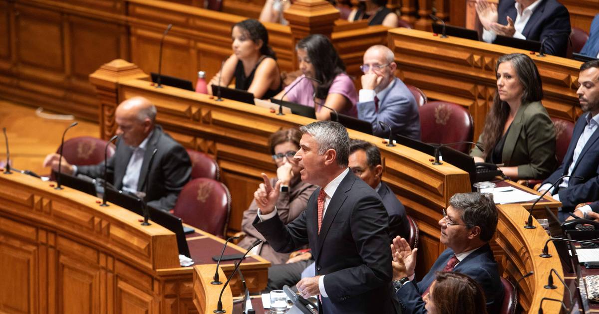 I socialisti al bivio: il PS ha scelto l'astensione per evitare di essere visto "accanto al PSD"
