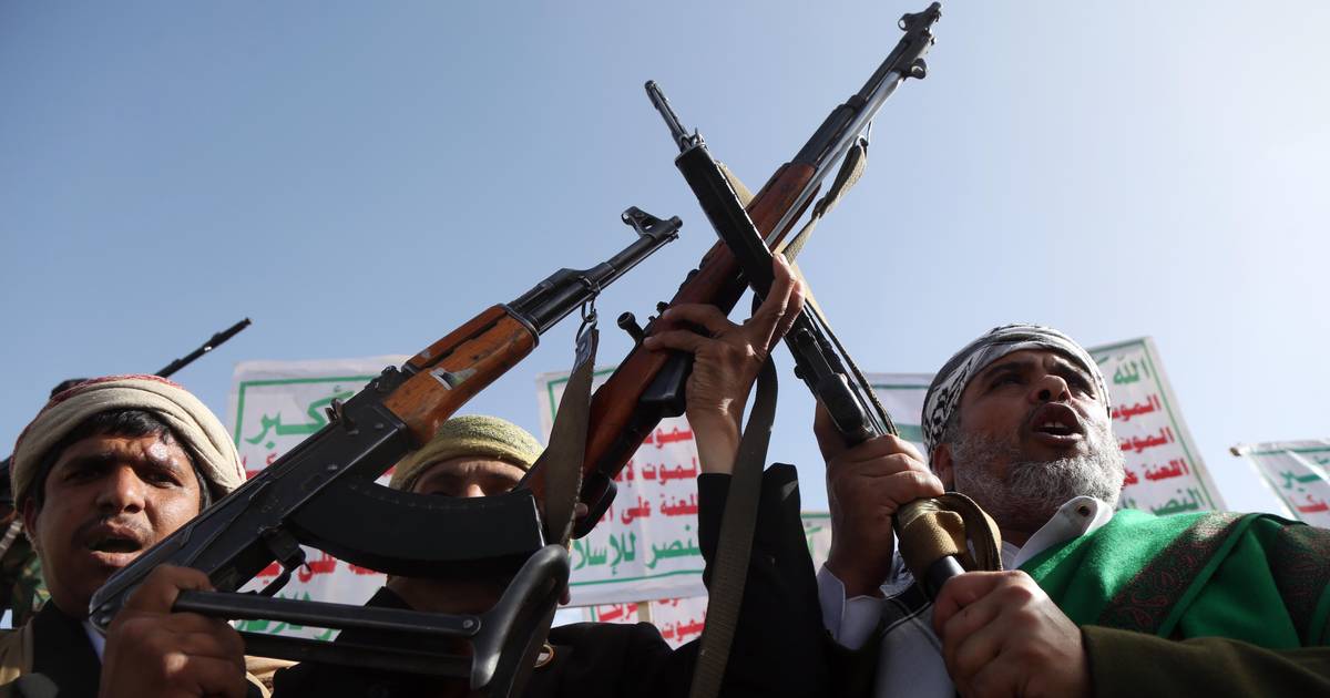Gli huthi denunciano 32 attacchi aerei sauditi in diverse regioni dello Yemen