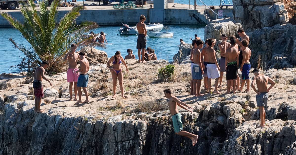 Temperaturen bis zu 38 Grad lassen 15 Bezirke unter Warnung