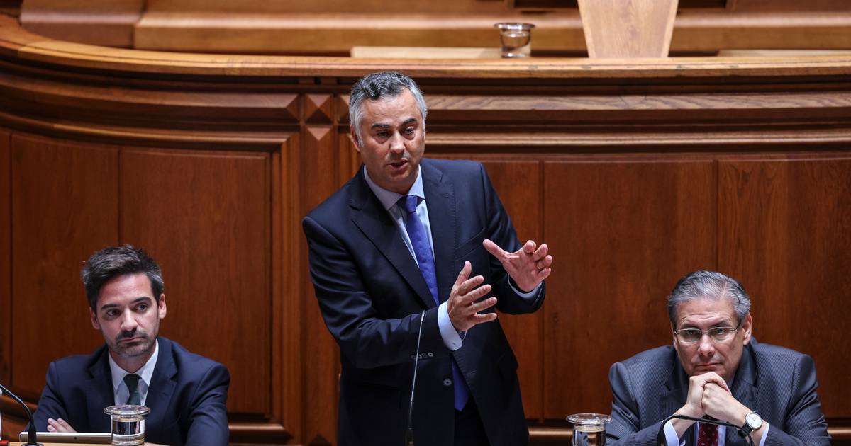 Education Minister Links Falling PISA Scores to Smartphones