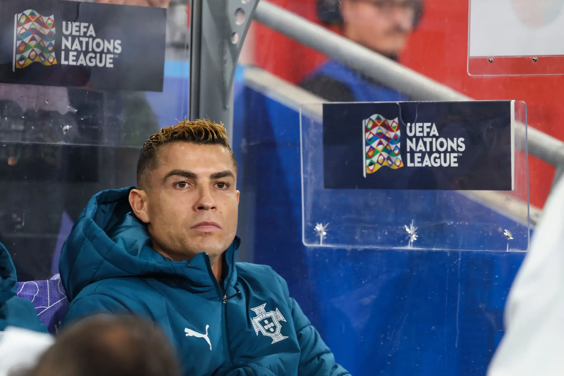 Cristiano Ronaldo no banco durante o jogo de futebol da UEFA Nations League com a Noruega, a 27 de setembro de 2026