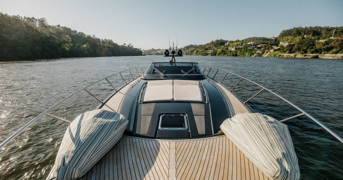 Neste luxuoso iate convida-se a navegar pelo Douro ao sabor cozinha de Nuno Mendes e vinhos produzidos ao longo do rio