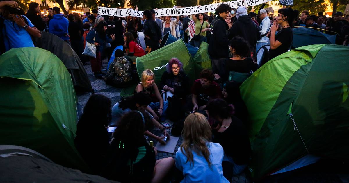 Em Lisboa, organização da manifestação avisa: a partir das 00h30 decisão de ficar é “individual”. No Porto, um contentor foi incendiado