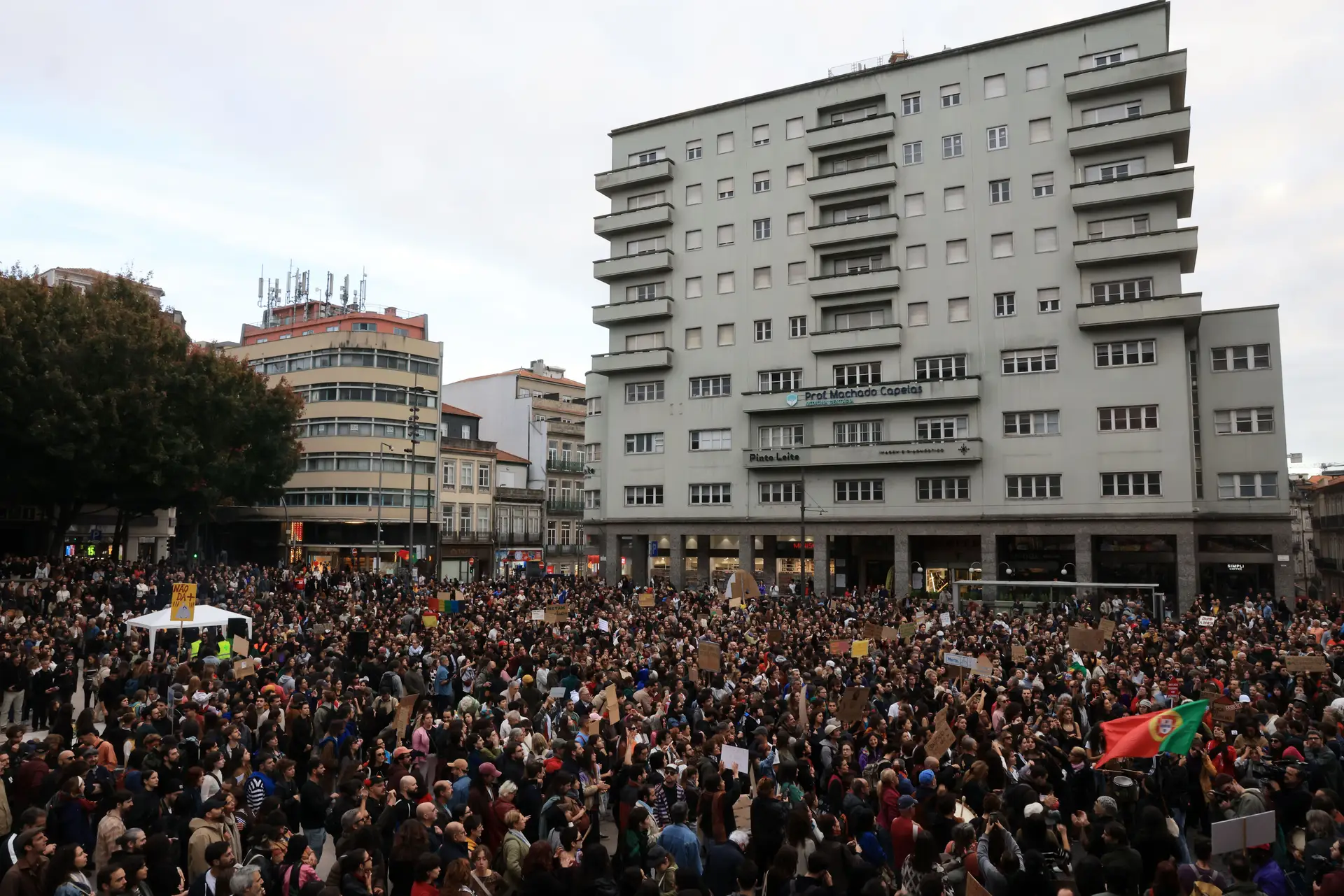 Milhares protestam no Porto pelo direito à habitação, protestos juntam centenas em Braga, Coimbra, Évora e Faro - Expresso