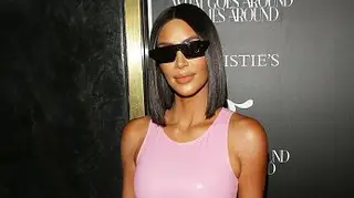 Kim Kardashian cobriu-se de dólares