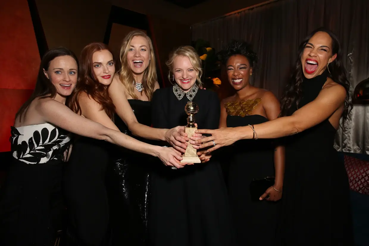 Alexis Bledel, Madeline Brewer, Yvonne Strahovski, Elisabeth Moss, Samira Wiley e Amanda Brugel (Handmaid's Tale)