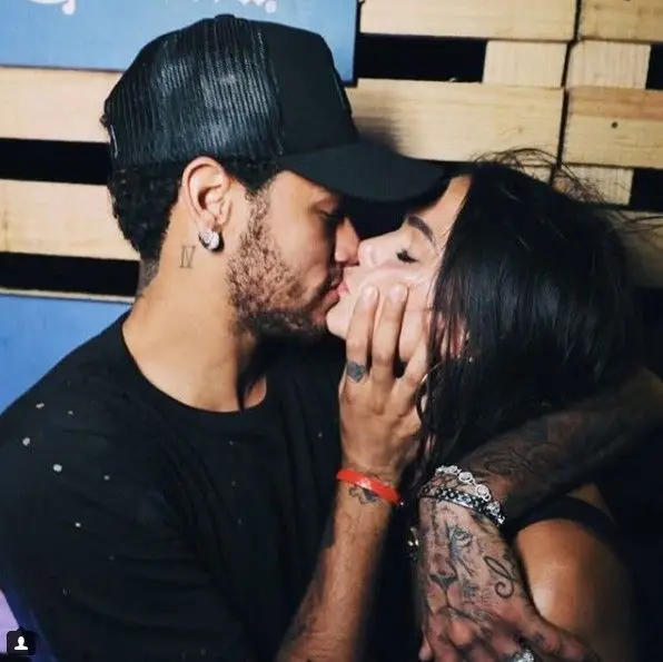 Neymar publica nova foto de beijo com Bruna Marquezine em fato de banho