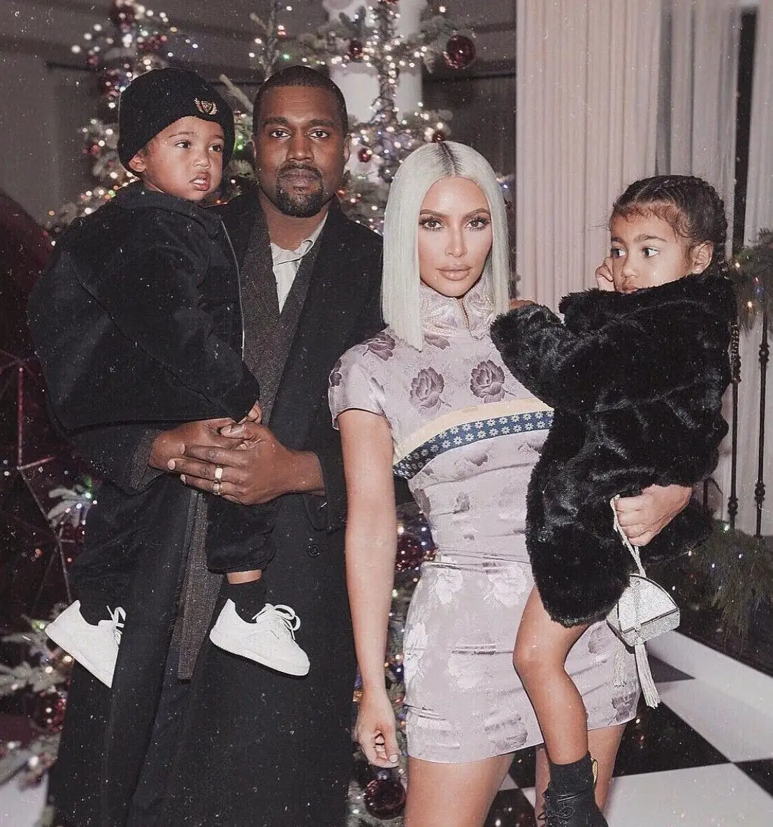 Kanye West e Kim Kardashian com os filhos Saint e North West.