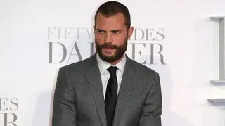 Protagonista de "50 Shades" colou uma peruca...onde?!