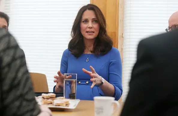 Prestes a ser mãe pela terceira vez, Kate encanta crianças