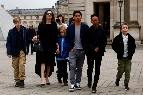 Angelina Jolie passeia com os seis filhos em Paris