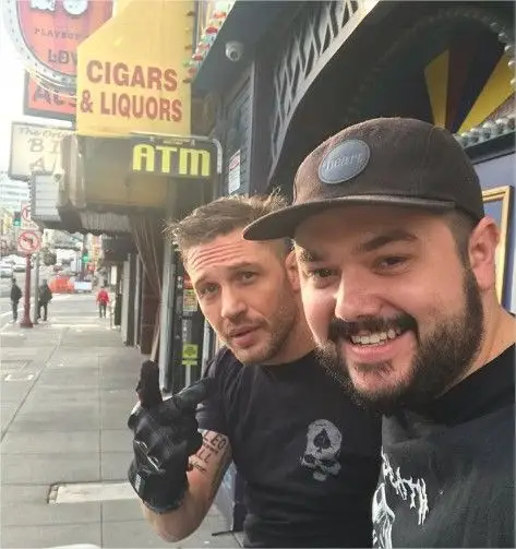 A tatuagem de Tom Hardy no braço direito