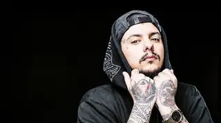 A resposta de Agir à suposta gravidez da mulher