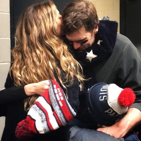 Gisele Bündchen consola o marido depois da derrota no Super Bowl