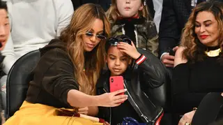 Filha de Beyonce protagoniza momento ternurento em jogo de basquetebol
