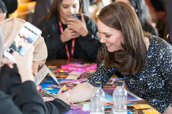 Kate Middleton exibe tatuagem na mão e quebra protocolo