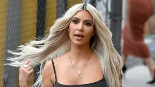 Kim Kardashian abandona o loiro e escolhe a cor da moda para o seu cabelo