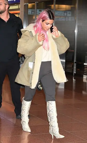 Kim Kardashian abandona o loiro e escolhe a cor da moda para o seu cabelo