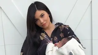 Kylie Jenner em lingerie um mês depois de ter sido mãe