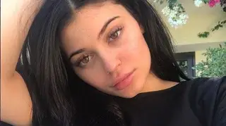 Kylie Jenner mostra nova foto da filha para celebrar o seu primeiro mês