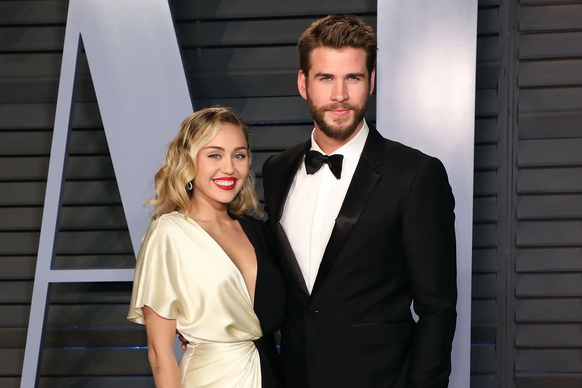 Miley Cyrus e Liam Hemsworth durante a festa da Vanity Fair