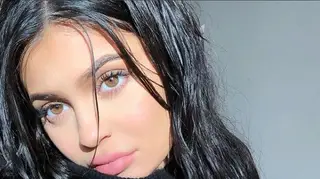 Kylie Jenner mostra o rosto da filha e estas bochechas não se aguentam!