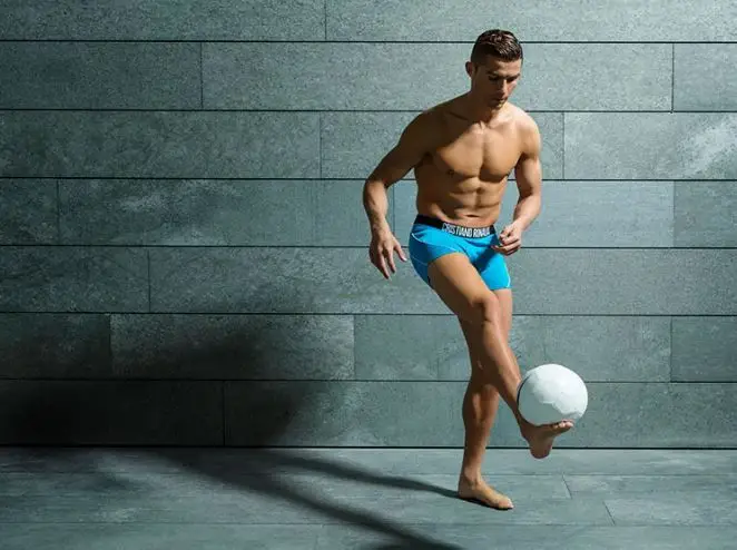 Cristiano Ronaldo mostra corpo tonificado na nova campanha de roupa interior