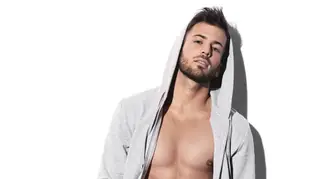 David Carreira mostra corpo escultural em campanha de roupa interior