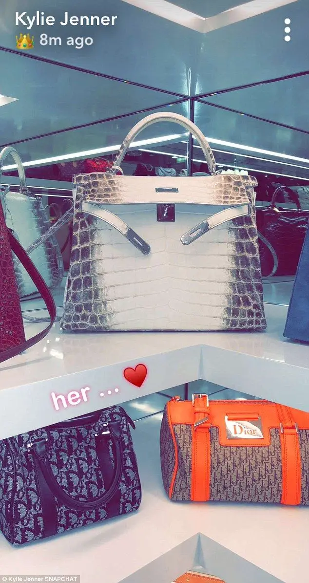 Kylie Jenner mostra closet milionário