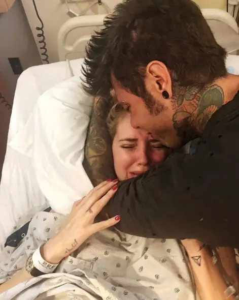 Chiara Ferragni mostra fotografia momentos depois de dar à luz