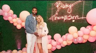Grávida de oito meses, Khloé Kardashian posa para produção ousada com o namorado