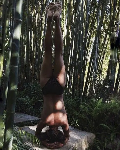 Halle Berry mostra-se em 'topless' numa pose de yoga