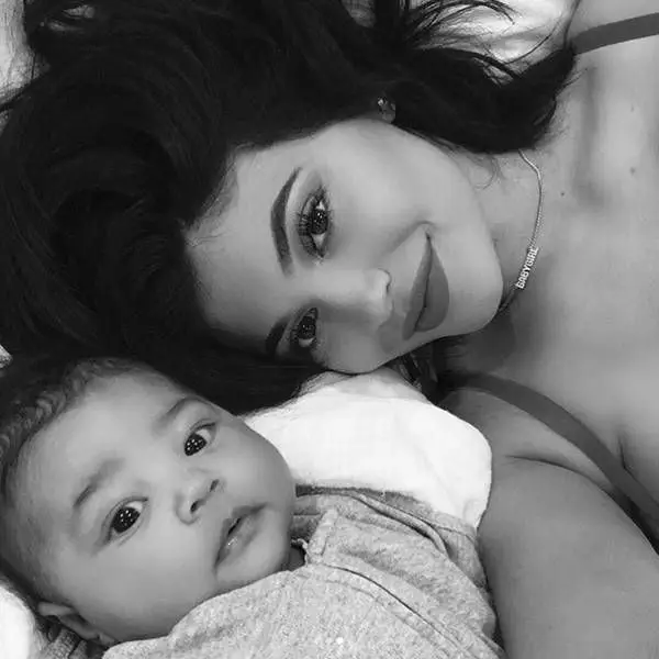 Kylie Jenner mostra selfies adoráveis com a filha Stormi