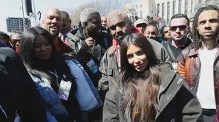 Kim Kardashian e Kanye West levam filha à marcha contra as armas nos EUA