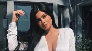 Kylie Jenner muda radicalmente de visual
