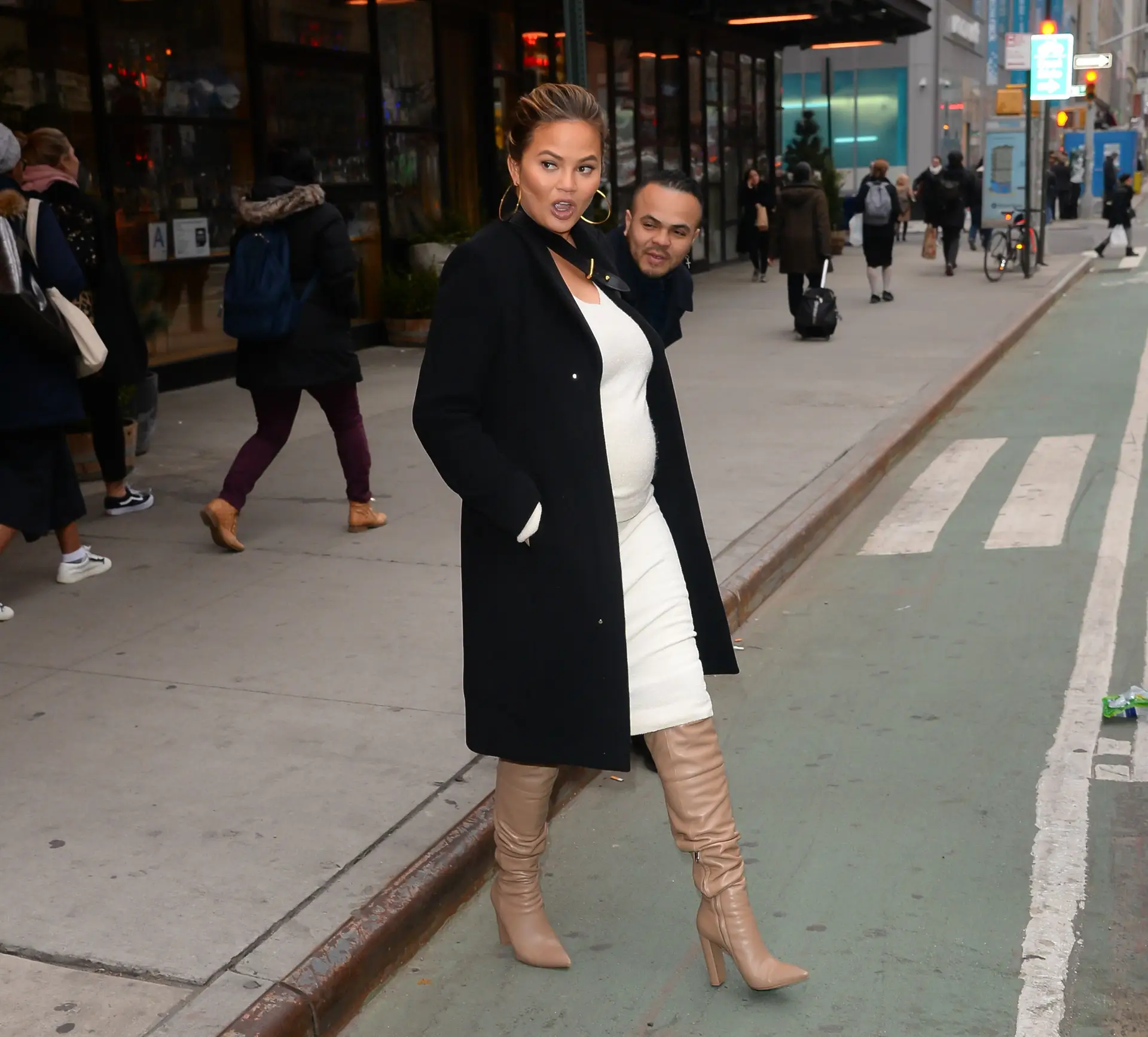 Grávida, Chrissy Teigen foi salva por um desconhecido