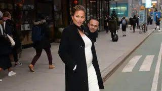 Grávida, Chrissy Teigen foi salva por um desconhecido