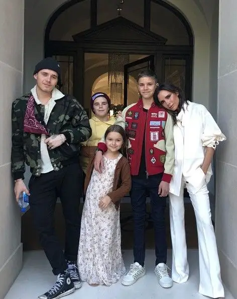 Victoria Beckham celebra 44º aniversário ao lado dos filhos