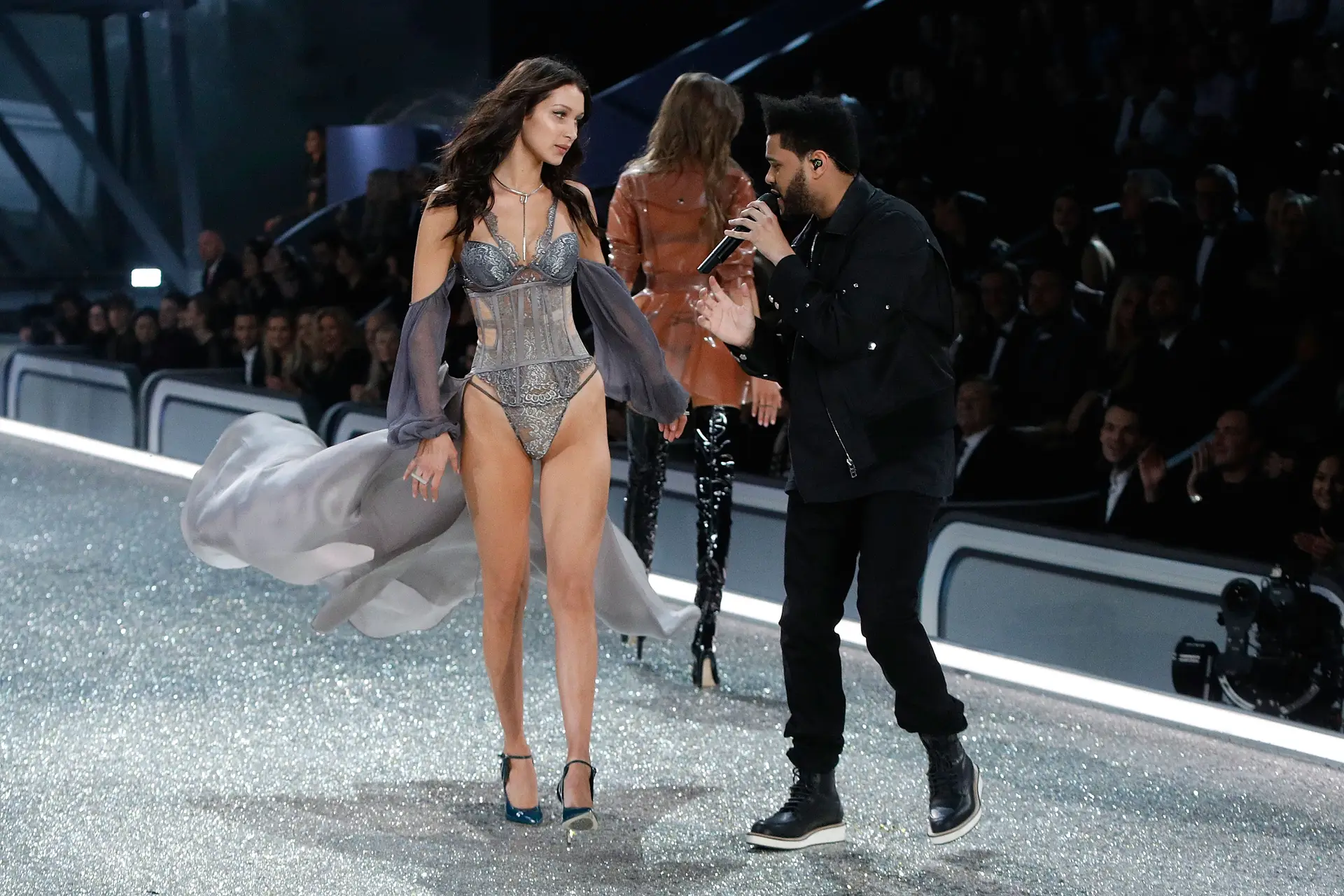 A modelo chegou a desfilar para a Victoria's Secret durante uma atuação do ex-namorado na 'passerelle'