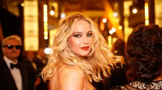 Jennifer Lawrence sai à rua de pijama e sem maquilhagem