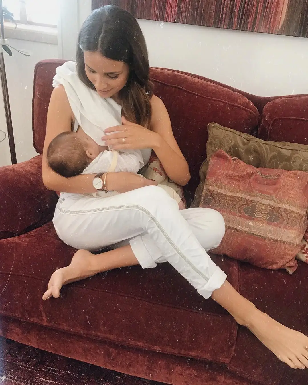 À semelhança de Carolina Patrocínio, irmã mostra momento em que amamenta a filha