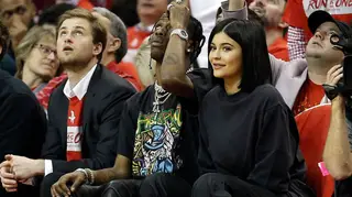 Kylie Jenner e Travis Scott divertem-se sem a filha