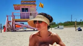 Dânia Neto nua numa praia em Miami?