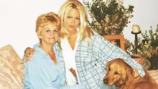 Pamela Anderson revela que foi a mãe que a incentivou a posar para a 'Playboy'