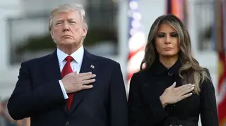 Vídeo: Donald Trump tenta desesperadamente dar a mão a Melania