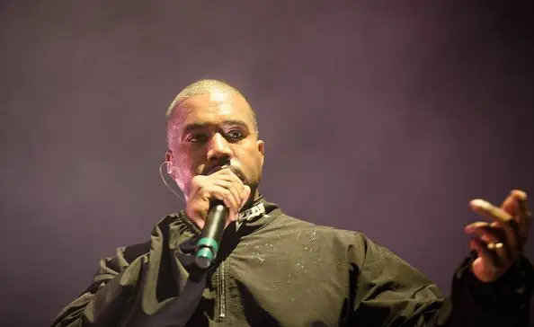 Kanye West confessa lipoaspiração e dependência de analgésicos